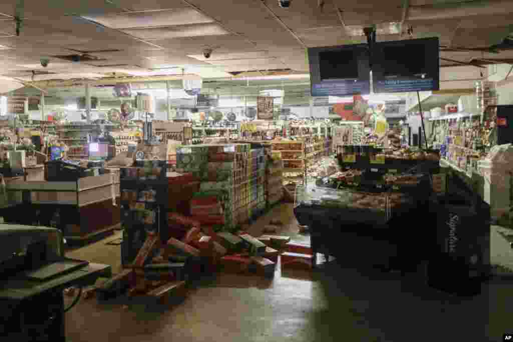 La mercancía se dispersa en el piso de una tienda de comestibles de Albertson. El terremoto del viernes por la noche, precedido por el temblor del jueves, fue el más grande del sur de California en al menos 20 años y fue seguido por una serie de réplicas grandes y pequeñas, incluidas unas pocas de magnitud 5.0.