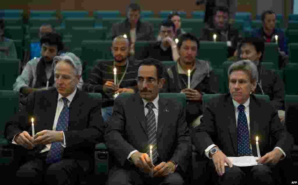 Christopher Stevens (R), Britain's diplomatic representative Christopher Prentice (L) and deputy chairman of the TNC Abdul Hafiz Ghoqa (C) attend a memorial service for slain photojournalists Tim Hetherington an Chris Hondros in Benghazi, April 2011.