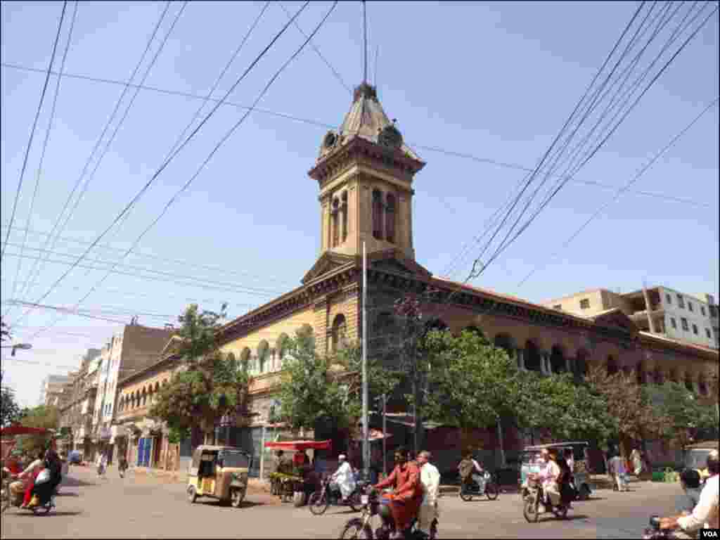 کراچی کے پرانے دور میں یہ عمارتیں پارسیوں، ہندوں اور انگریزوں کی بنائی ہوئی ہیں