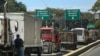 ARCHIVO - Transportistas aguardaban para surtir sus camiones con diésel en Caracas, Venezuela durante un momento de escasez en marzo del 2021. 
