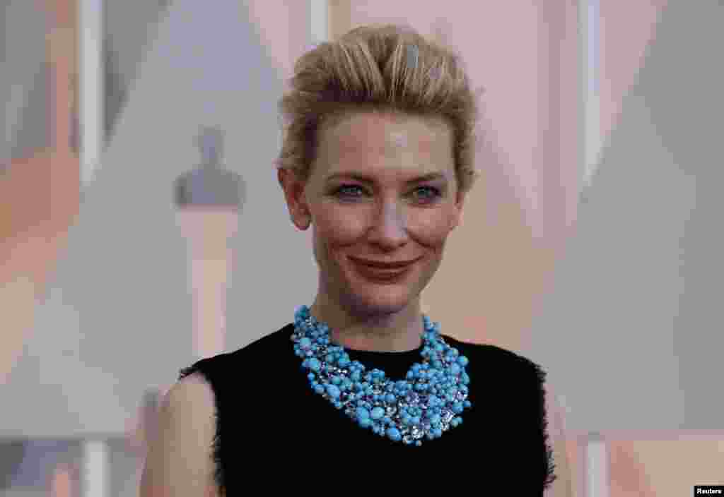 Actress Cate Blanchett, wearing a Tiffany necklace, arrives at the 87th Academy Awards in Hollywood, California, Feb. 22, 2015.