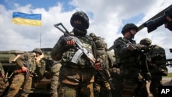 Binh sĩ Ukraine bên ngoài thành phố Izyum, miền đông Ukraine, 15/4/14