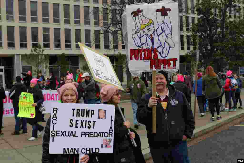 Protestocular Başkan Donald Trump'ı protesto eden çeşitli pankartlar taşıyorlar