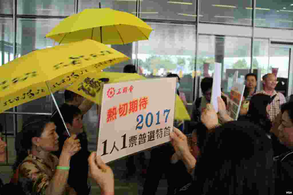 港府公佈政改方案對立團體立法會外衝突(美國之音海彥拍攝)