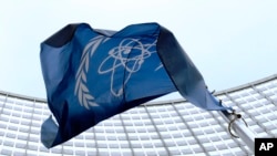 Bendera IAEA di depan kantor pusat Badan Atom Internasional tersebut di Wina, Austria, 27 Maret 2009. (Foto: dok).