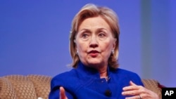 Hillary Clinton dijo que Edward Snowden tiene derecho a una defensa jurídica y pública.