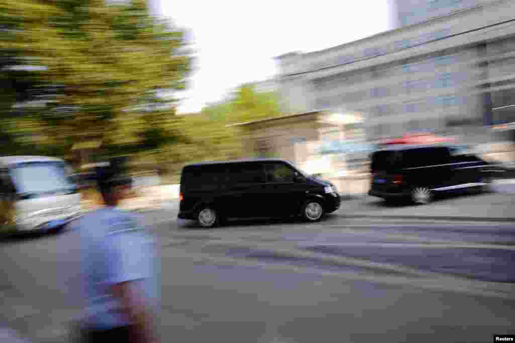 A minivan believed to be carrying Bo Xilai arrives at the Jinan Intermediate People's Court ahead of the fifth day of Bo's trial, August 26, 2013.