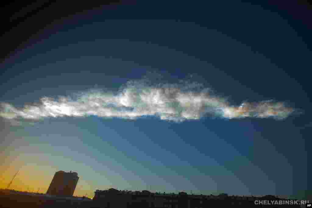 2013年2月15日,俄羅斯車里雅賓斯克上空見到的隕石尾跡。(圖片由Chelyabinsk.ru提供)