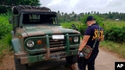 La police inspecte un véhicule à un poste de contrôle militaire où une bombe a explosé à Lamitan, dans la province de Basilan, dans le sud des Philippines, le 31 juillet 2018.