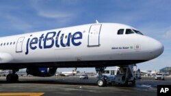 ARCHIVO - Se muestra un avión de JetBlue en el Aeropuerto Internacional John F. Kennedy en Nueva York, 16 de marzo de 2017.