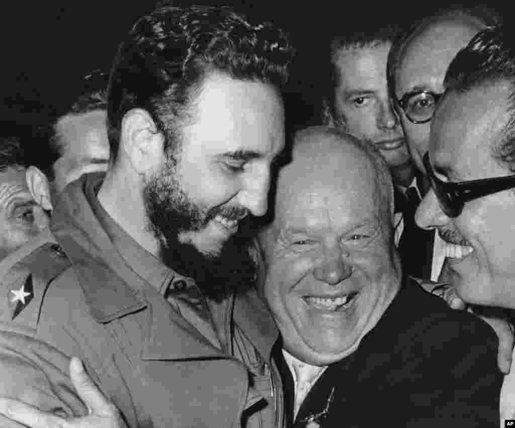 O abraço de Fidel Castro (esq) e do dirigente soviético Nikita Khrushchev, nas Nações Unidas (20 Setembro 1960