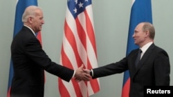 ARHIVA - Predsjednik Rusije Vladimir Putin i tadašnji potpredsjednik SAD Joe Biden rukuju se u Moskvi, 10. marta 2011. (Foto: Reuters/Alexander Natruskin)