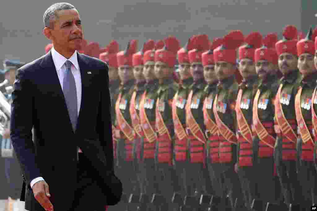 Presiden Barack Obama menginspeksi Pasukan Kehormatan pada sebuah upacara penyambutan di Istana Kepresidenan India di New Delhi (25/1).