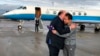 Xiyue Wang (der) fue sentenciado a 10 años de prisión en Irán por supuestamente “infiltrarse” en el país y enviar material confidencial al extranjero. 