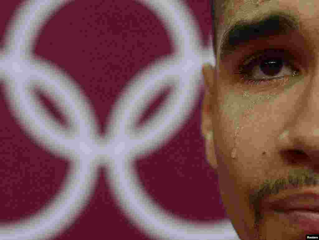 Louis Smith của Anh khóc trong khi tranh vòng loại giải thể dục nam, 28/7/2012.