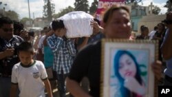 Relatives carry the coffin containing the remains of 17-year-old Siona Hernandez Garcia, a girl who died in a fire at the Virgin of the Assumption Safe Home, at the Guatemala City's cemetery, March 10, 2017.