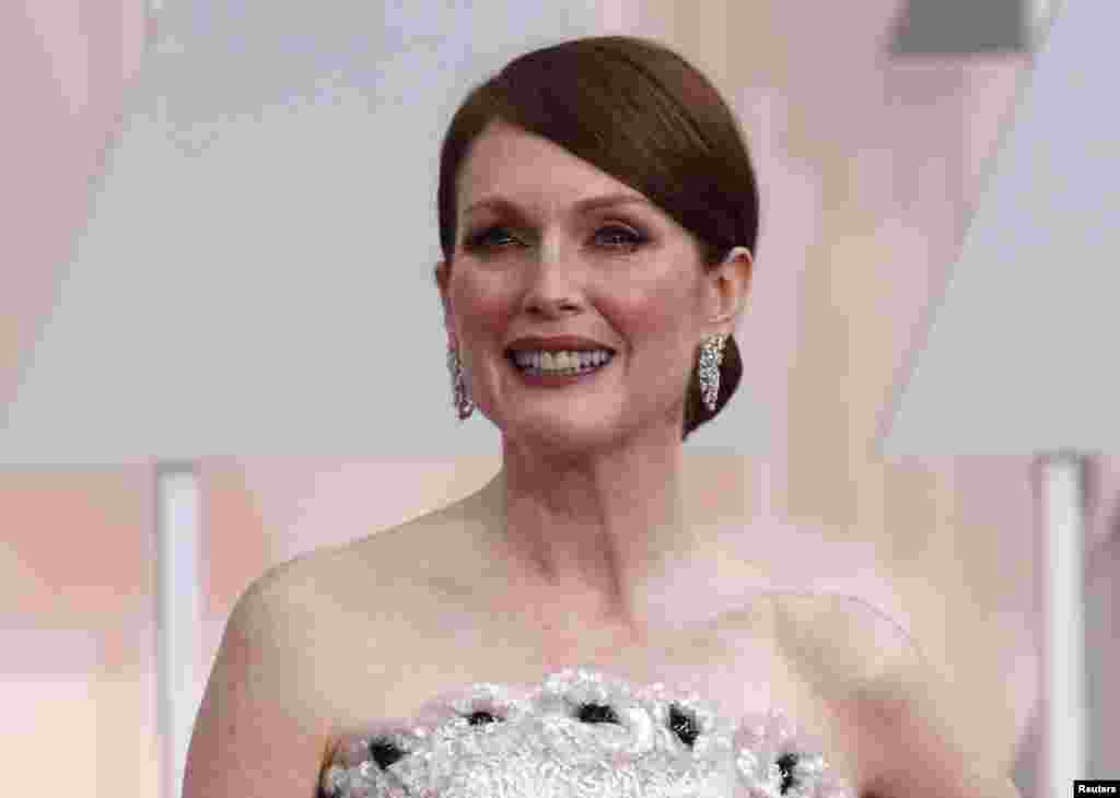 Julianne Moore, best actress nominee for her role in "Still Alice," wears a cream and metallic Chanel gown as she arrives at the 87th Academy Awards in Hollywood, California, Feb. 22, 2015.