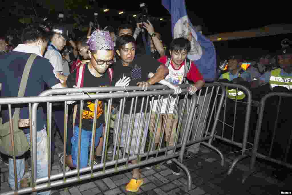 Para demonstran gerakan "Occupy Central" mengkonfrontasi polisi saat berdemonstrasi di Hong Kong (31/8). (Reuters/Tyrone Si)