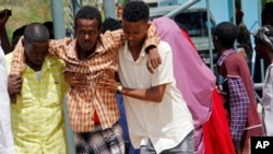 Raiya wa Somalia wasaidia mtu aliyejeruhiwa kwenye shambulizi la kigaidi mjini Mogadishu