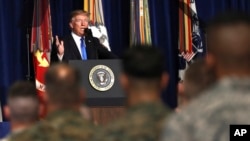 La medida busca dar a la policía material excedente de uso del ejército como armas de alto calibre y lanza-granadas. La firma de Trump sobre el asunto, preocupa a algunos sectores de EE.UU.