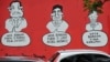 Sebuah mural bertuliskan "Saya Bangga Punya Tiga Rumah Mewah (Kiri), Saya Bangga Punya Lima Mobil Mewah (C), Saya Bangga Tidak Melakukan Korupsi", di dinding sebuah jalan di Jakarta pada tanggal 18 November 2009 .(Foto: AFP/Adek Berry)