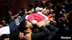 Kolege nose telo ubijenog palestinskog novinara, 31-godišnjeg Jasera Murtaje. 