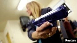 La investigación demuestra un aumento en la violencia contra la mujer en estados más permisivos en cuanto a la portación de armas.