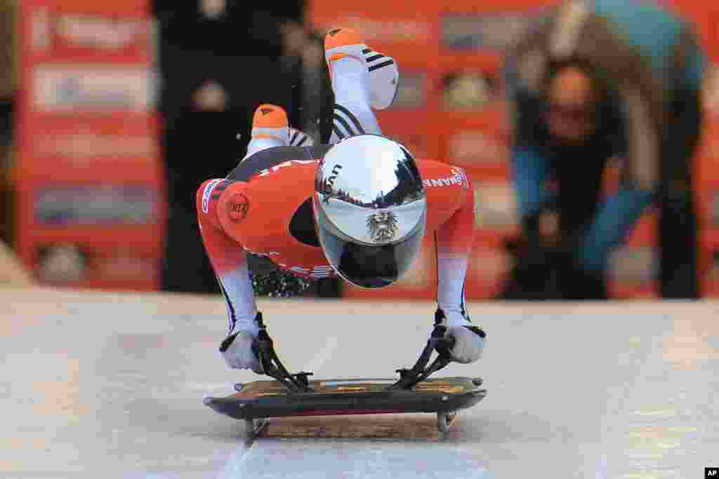 Janine Flock dari Austria melompat pada papan skeleton pada pertandingan pertama dalam kejuaraan Skeleton World Cup di Innsbruck, Austria.