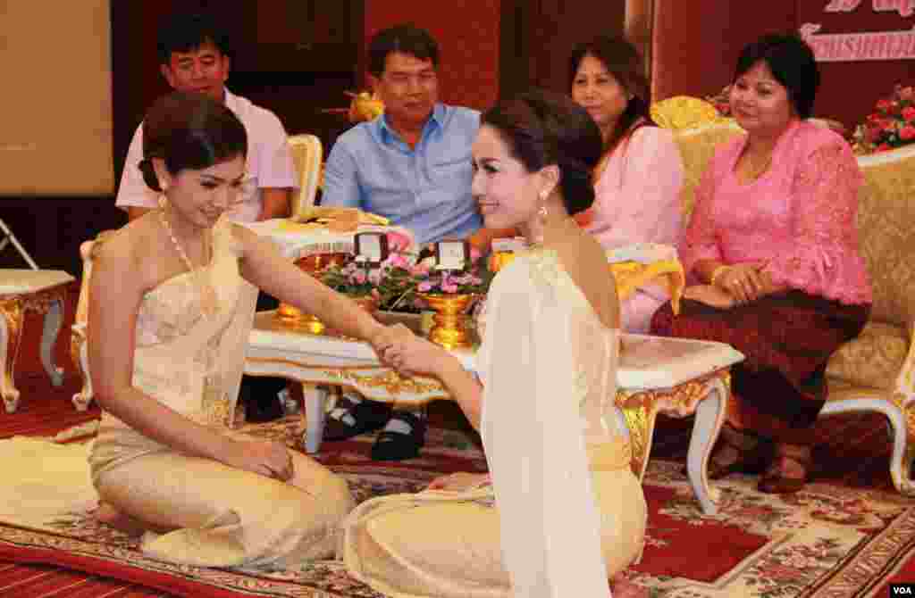 Parents watch same-sex brides Arisa Thanommek and Pacharee Hungsabut exchange rings at their ceremony in Bangkok, May 19, 2013. (Daniel Schearf/VOA)