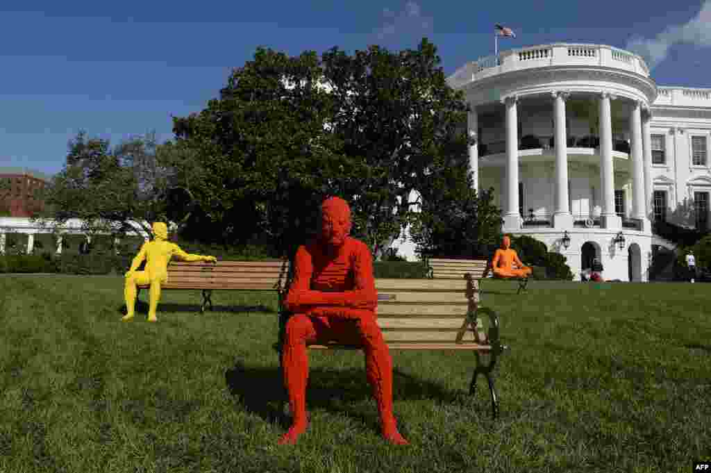 Patung karya seniman Nathan Sawaya tampak dipajang di halaman selatan Gedung Putih di Washington DC.