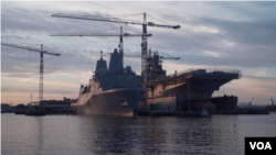 Военно-морские корабли пришвартованы на станции технического обслуживания и ремонта в Норфолке, штат Вирджиния