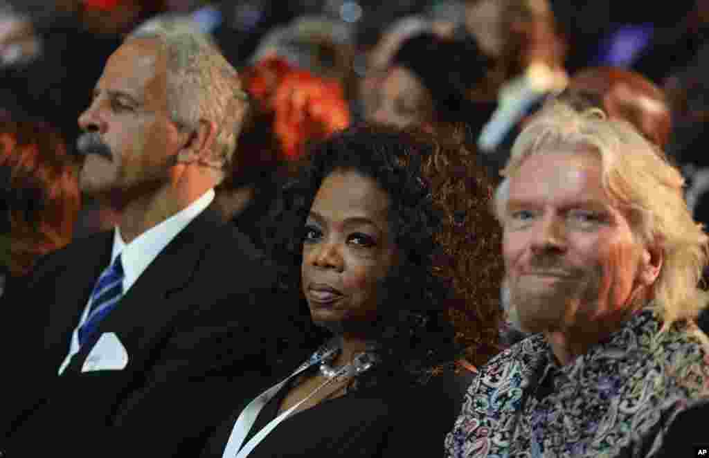 Pengusaha Inggris Richard Branson, kanan dan pembawa acara televisi Oprah Winfrey menghadiri upacara pemakaman mantan presiden Afrika Selatan Nelson Mandela di Qunu.