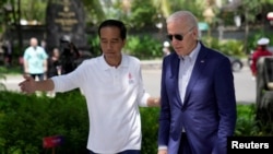 រូបឯកសារ៖ ប្រធានាធិបតី​ឥណ្ឌូណេស៊ី​លោក Joko Widodo ស្វាគមន៍​ប្រធានាធិបតី​អាមេរិក​លោក Joe Biden នៅឧទ្យាន Ngurah Rai នៅ​ខាងក្រៅ​កិច្ចប្រជុំកំពូល G20 នៅ​កោះបាលី ប្រទេស​ឥណ្ឌូណេស៊ី កាលពី​ថ្ងៃទី១៦ ខែវិច្ឆិកាឆ្នាំ២០២២។