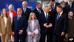 Слева направо: председатель Европарламента Роберта Метсола, премьер-министр Венгрии Виктор Орбан, премьер-министр Италии Джорджа Мелони, президент Литвы Гитанас Науседа, президент Румынии Клаус Йоаннис и президент Украины Владимир Зеленский. Брбссель, 27 июня 2024 г.