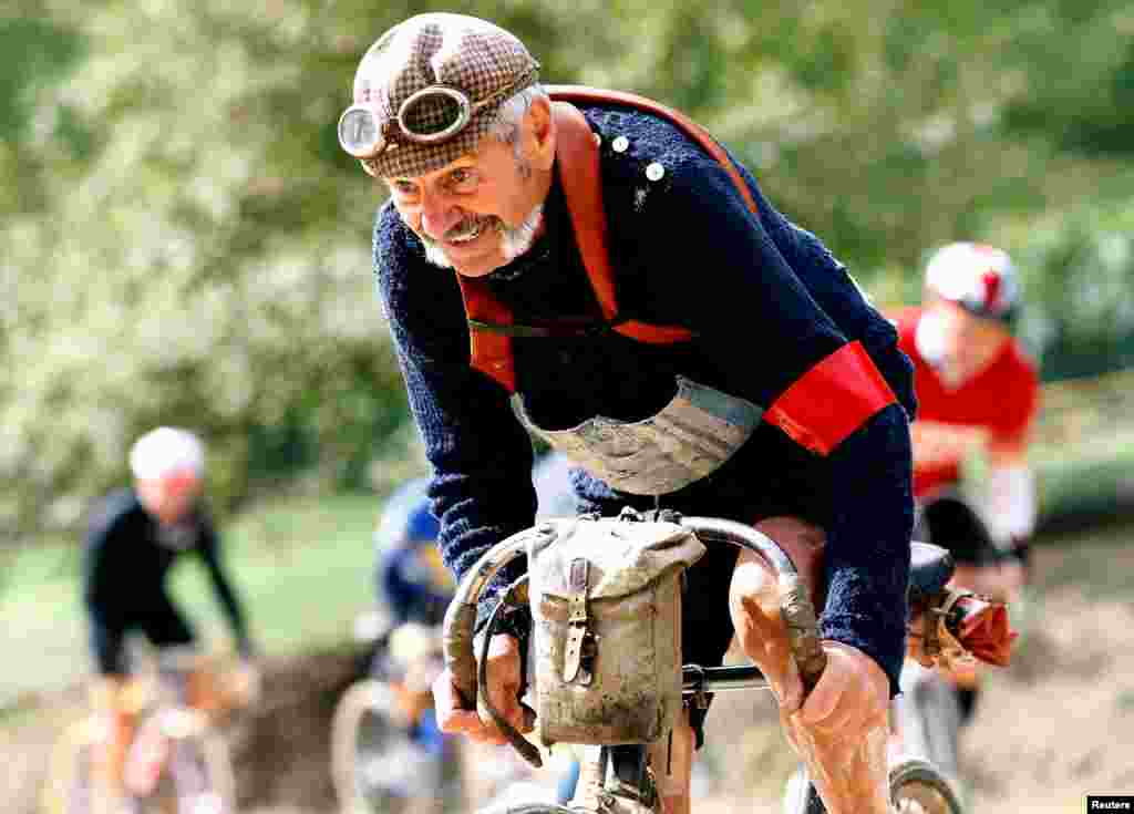 Luciano Berruti mengendarai sepeda tua pada lomba balap dengan sepeda tua di Gaiole, Chianti, Italia.