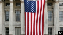 Bendera Amerika Serikat terpasang di balai kota Brooklyn, New York (3/7). (AP/Kathy Willens)