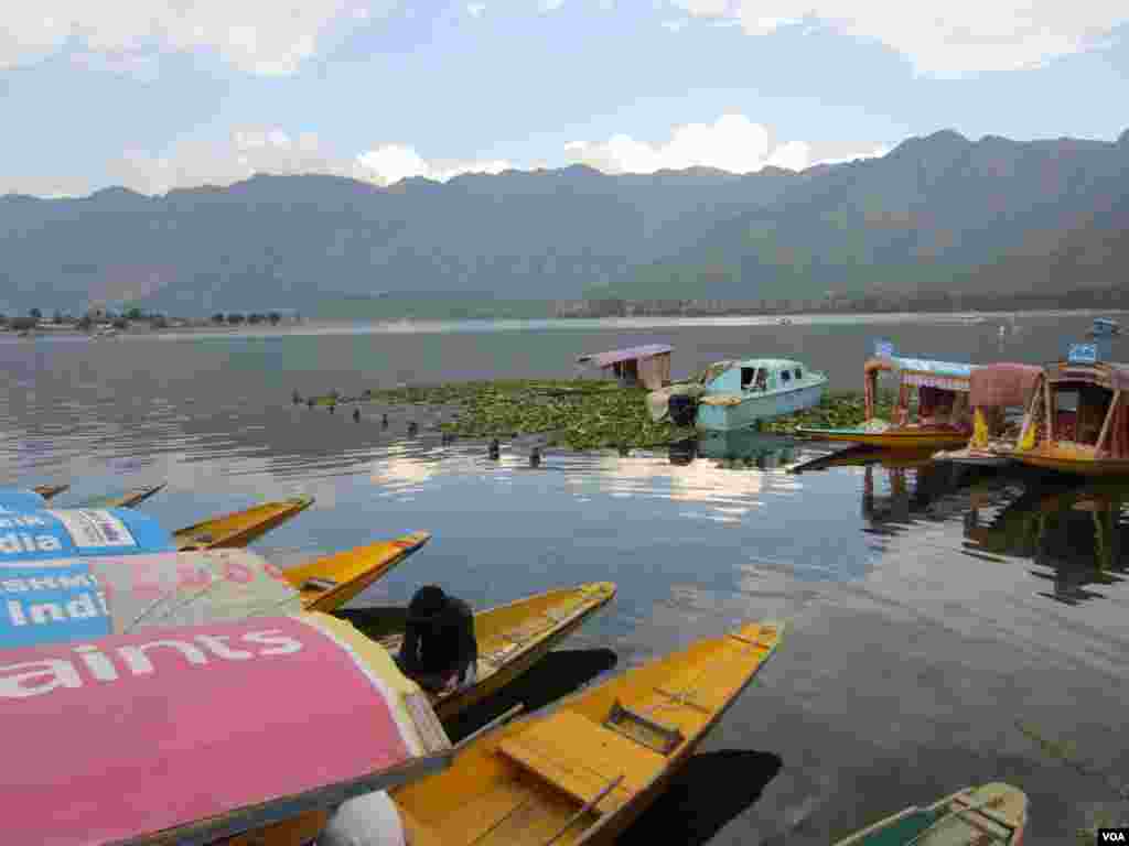 Empty boats or "shikaras" line Dal Lake in Srinagar, Indian Kashmir. (Aru Pande/VOA)