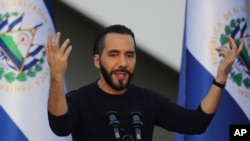 ARCHIVO - El presidente de El Salvador, Nayib Bukele, da un discurso durante la inauguración de un centro de datos industrial en Ciudad Arce, El Salvador, el 16 de julio de 2024.