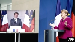 Kanselir Jerman Angela Merkel dalam konferensi pers mengenai dampak virus corona bersama Presiden Emmanuel Macron, yang ikut secara virtual, di Berlin, Jerman, 18 Mei 2020. 