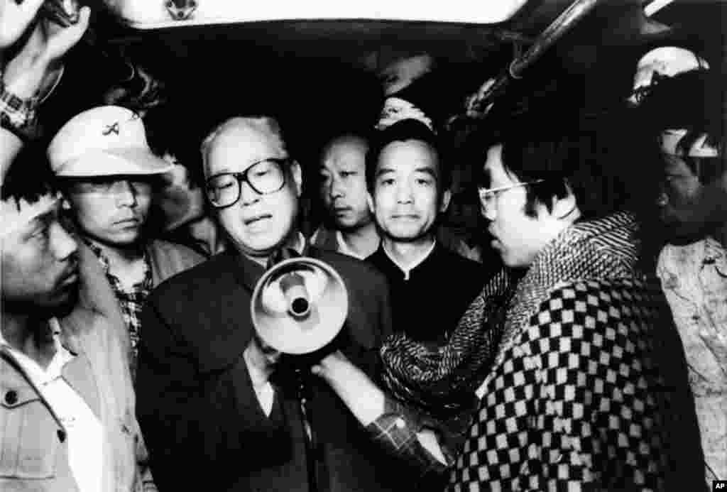 Sekretaris Jenderal Partai Komunis Zhao Ziyang berbicara dengan para mahasiswa/i yang mogok makan di Alun-alun Tiananmen di Beijing, 19 Mei 1989.