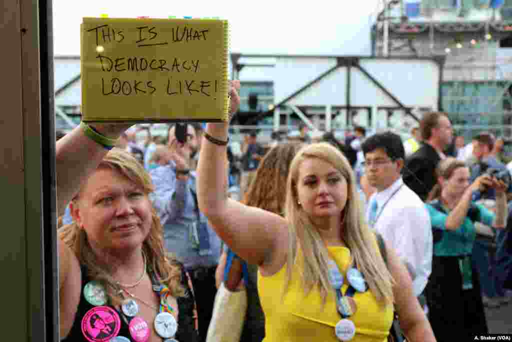 Taageerayaasha Sanders oo banaanbaxaya. Philadelphia, July 26, 2016 (A. Shaker/VOA)