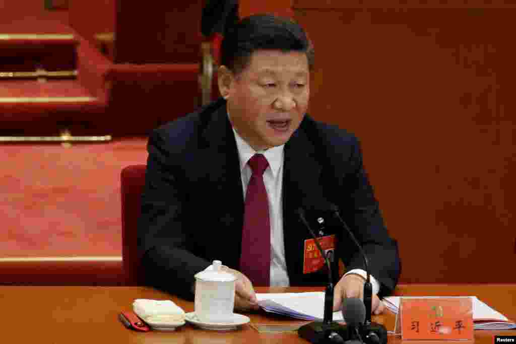 中共最高领导人习近平在北京人大会堂召开的十九大闭幕式上讲话(2017年10月24日)。他1953年6月生。童年时家门不幸,父亲习仲勋被毛泽东整肃。少年时上山下乡,在农村努力表现,在父亲复出之前就成为工农兵大学生,1975年到1979年在清华大学化学工程系,毕业后先后担任国务院办公厅、中央军委办公厅秘书,河北省正定县县委书记,福建省长,浙江副省长、代省长和省委书记,上海市委书记。在2007年秋举行的中共十七大上,中央委员习近平入选政治局常委并出任中央书记处书记。