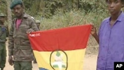 Separatistas com bandeira da FLEC