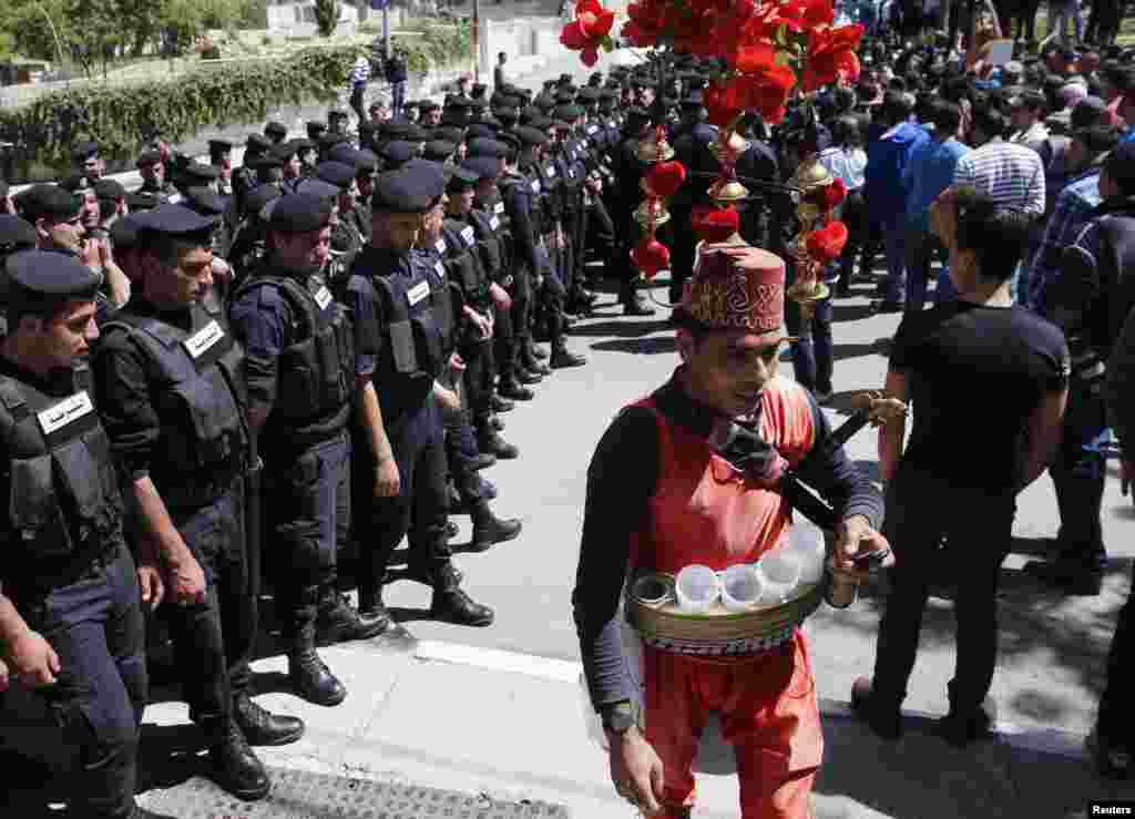 Rows of police officers on standby during Obama's visit in the West Bank city of Ramallah, March 21, 2013.