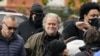 Mantan ahli strategi Gedung Putih Steve Bannon tiba di Kantor Lapangan FBI Washington, Senin, 15 November 2021, di Washington. (Foto: AP/Carolyn Kaster)