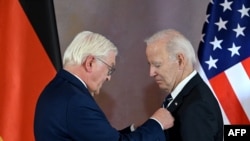 အမေရိကန်သမ္မတ Joe Biden ကို ဂျာမန်သမ္မတ Frank-Walter Steinmeier က ဂျာမနီနိုင်ငံရဲ့ အမြင့်ဆုံး ဂုဏ်ပြုဆုဖြစ်တဲ့ Order of Merit ဂုဏ်ပြုဆုတံဆိပ် ပေးအပ်နေစဉ် (အောက်တိုဘာ ၁၈၊ ၂၀၂၄)