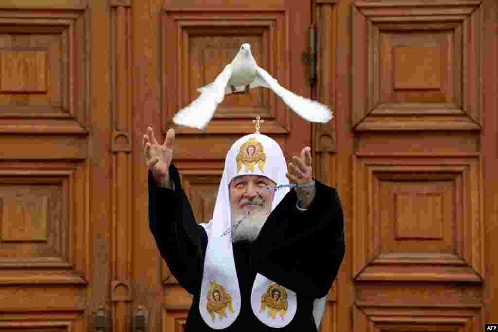 Seorang pendeta Kristen Orthodox Rusia melepaskan burung merpati putih untuk memperingati hari di mana Bunda Maria mendapat berita dari Jibril bahwa dia mengandung bayi Yesus. 