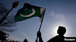 د ضلع خضدار د پوليسو یو افسر ويل چې وسله والو په ازادۍ چوک کې د پاکستان بیرغ پلورنځي باندې لاسي بم وغورځولو او په چاودنه کې یو کس ووژل شو پېنځه تنه ټپيان شول