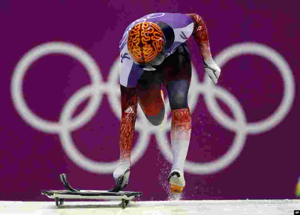 John Fairbairn dari Kanada mulai latihan olahraga skeleton atau kereta salju nomor putra di Krasnaya Polyana, Rusia (11/2). (AP/Dita Alangkara)