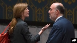 La embajadora estadounidense ante la ONU, Samantha Power, conversa con el embajador israelí, Ron Prosor, durante la reunión de la madrugada.